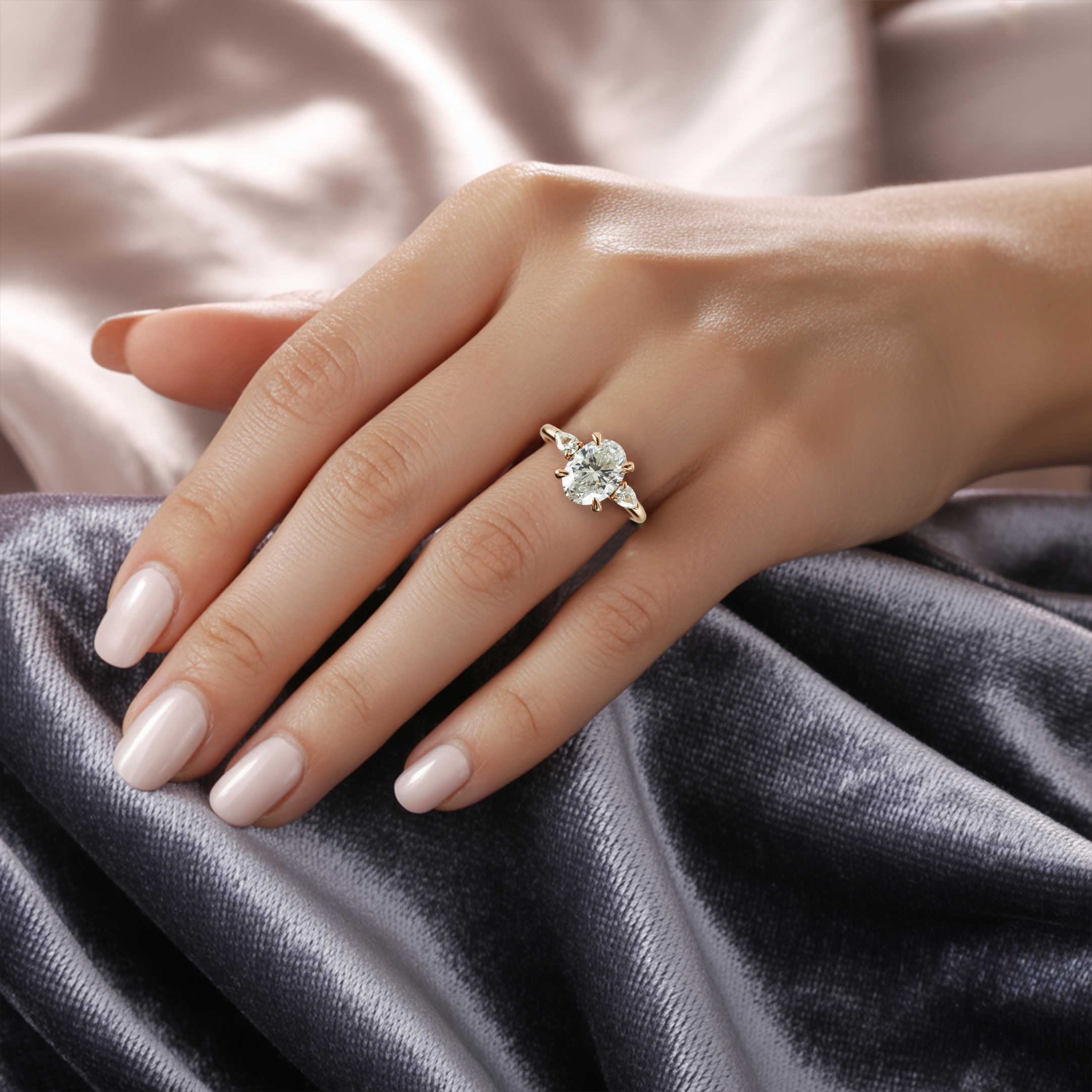 セレスティン - スリーストーン モアッサナイトリング