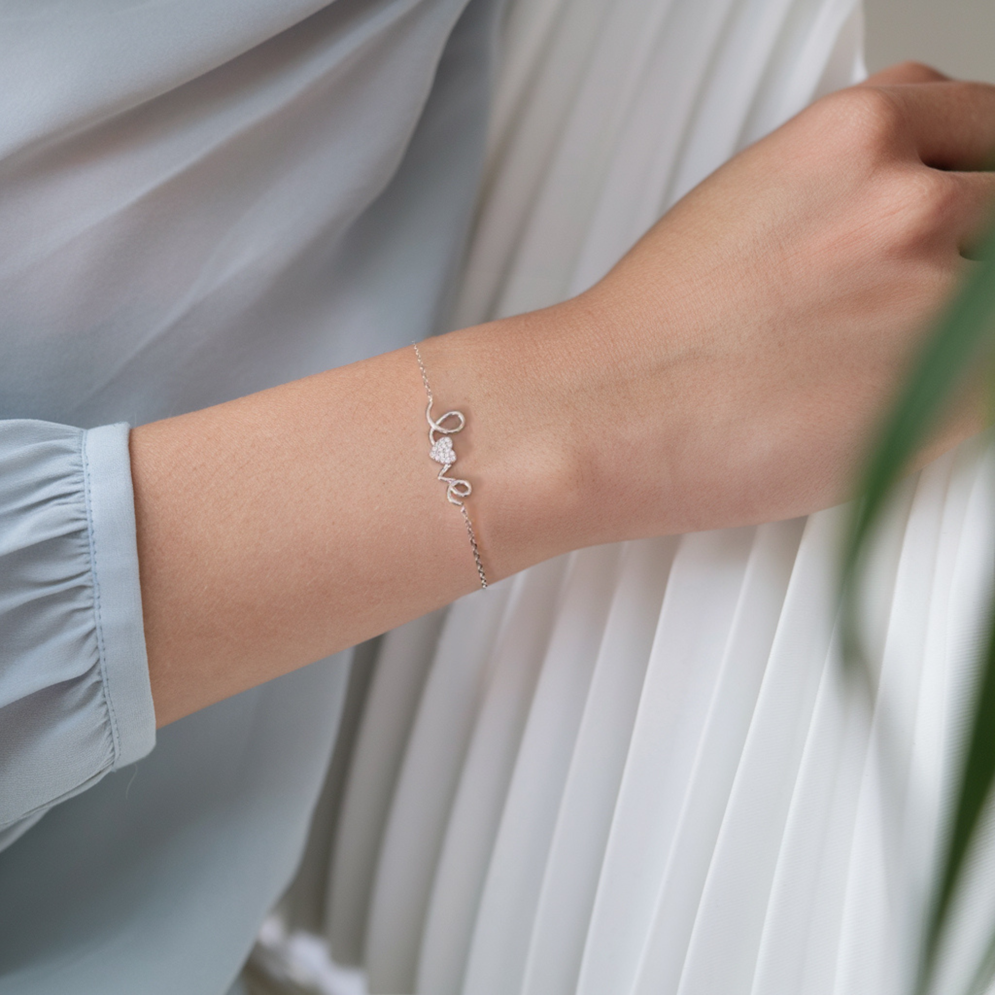 ダイヤモンドをちりばめた愛のブレスレット