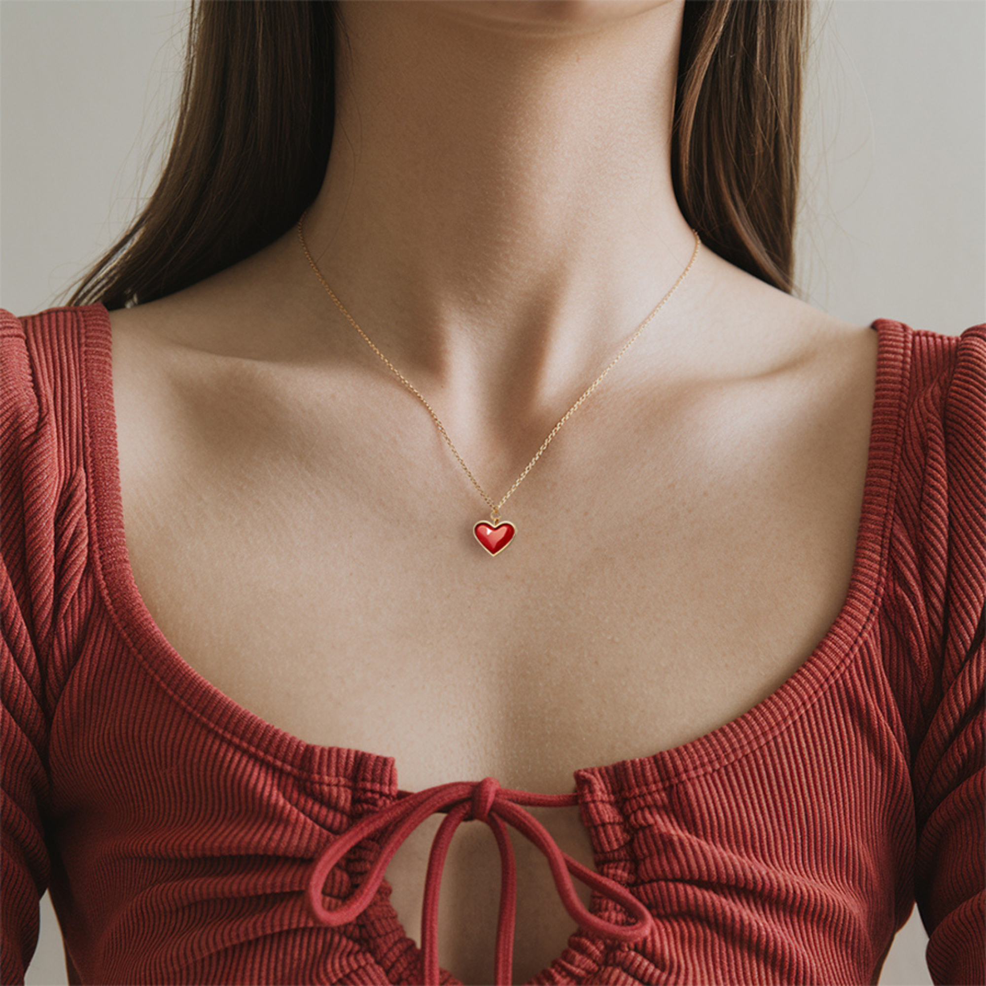 ロマンティックな赤いハートのネックレス