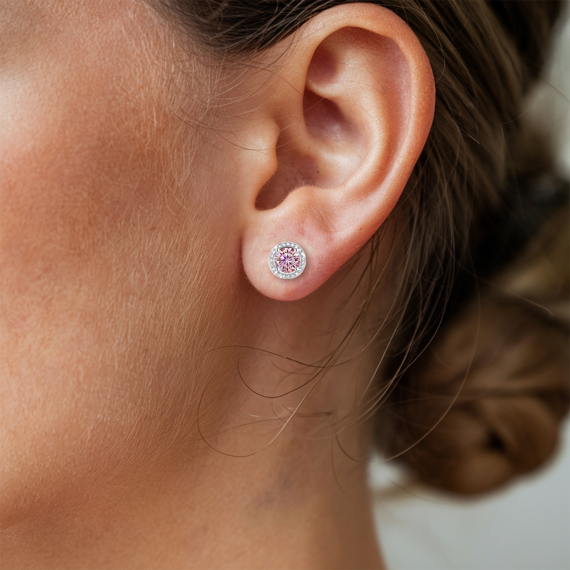 <p>光沢のあるピンクモアッサナイトヘイローイヤリング</p>