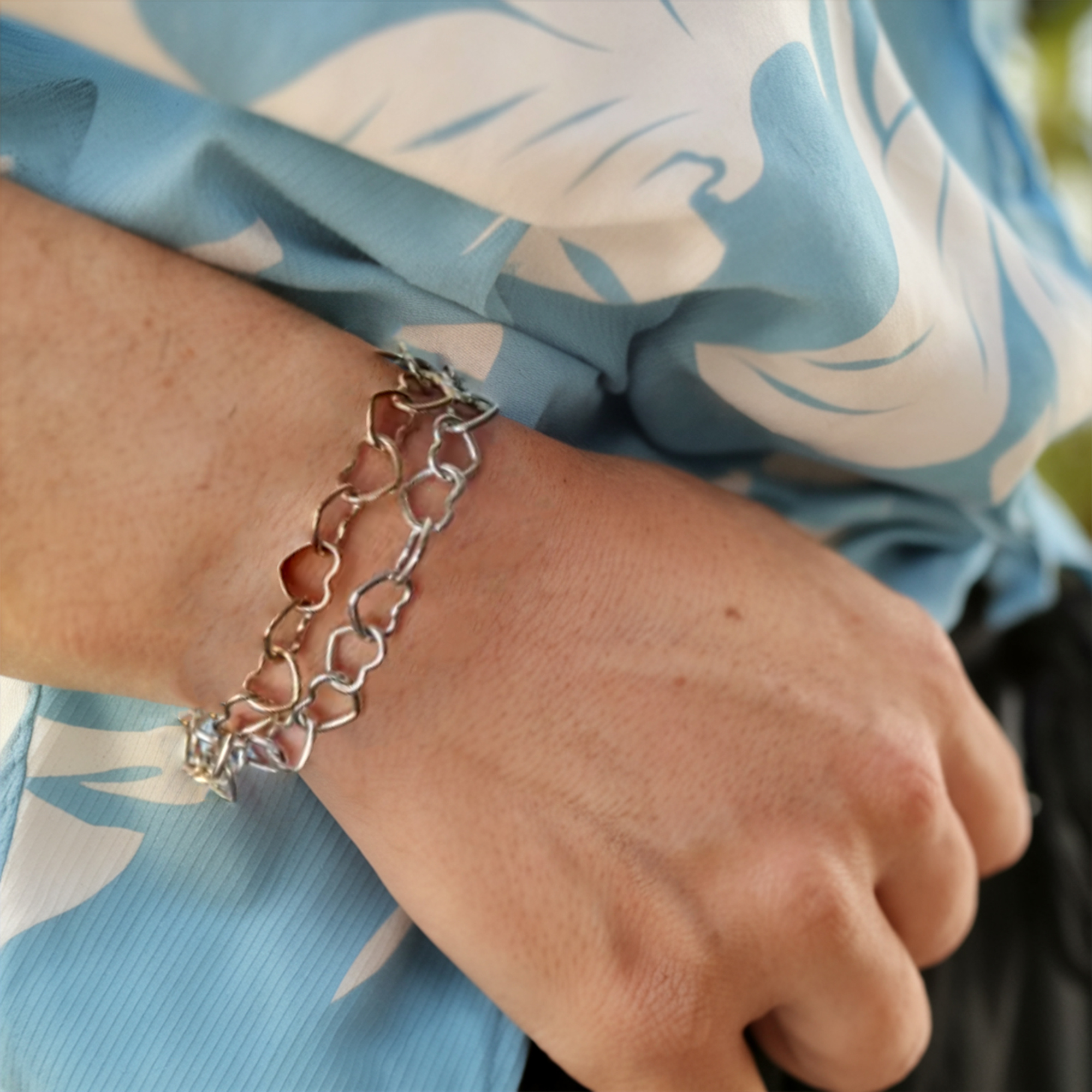リンクしたハートのブレスレット