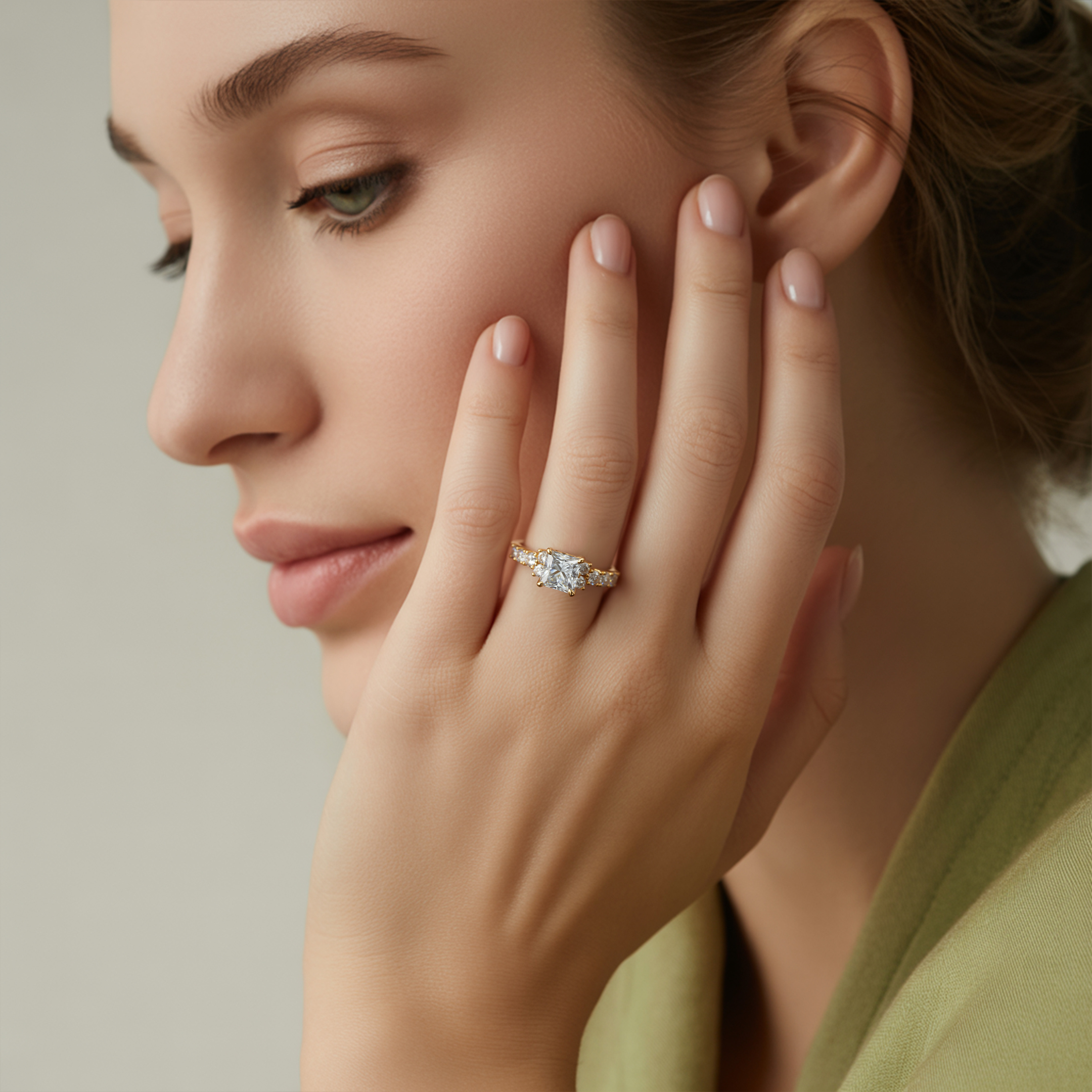 The Adelina Rae — Princess Cut Moissanite Ring
アデリナ・レイ — プリンセスカット モアッサナイトリング