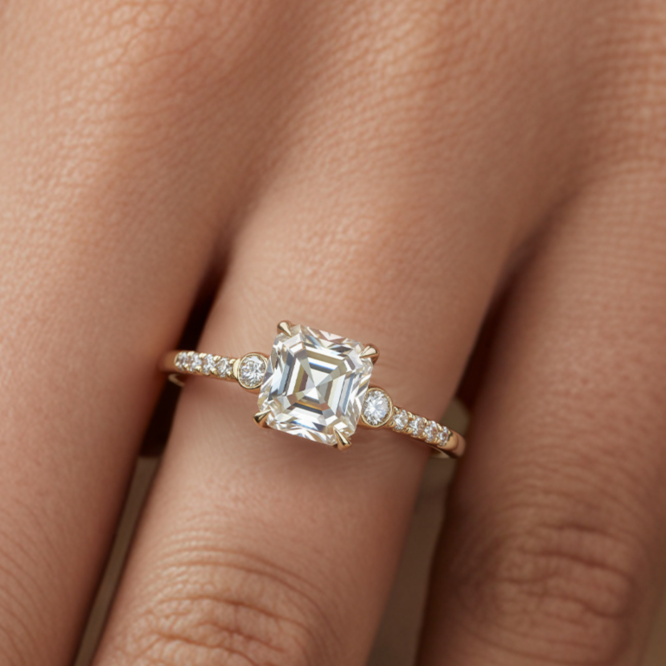 The Luna | 未来の妻へ – アッシャーカット モアサナイトリング