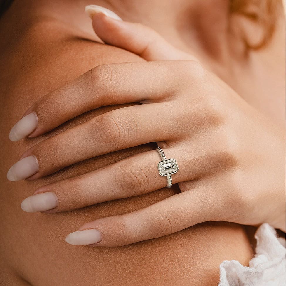 ソリティア:エメラルドカットダイヤモンドリング - S925スターリングシルバー