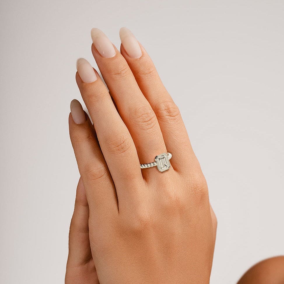 ソリティア:エメラルドカットダイヤモンドリング - S925スターリングシルバー