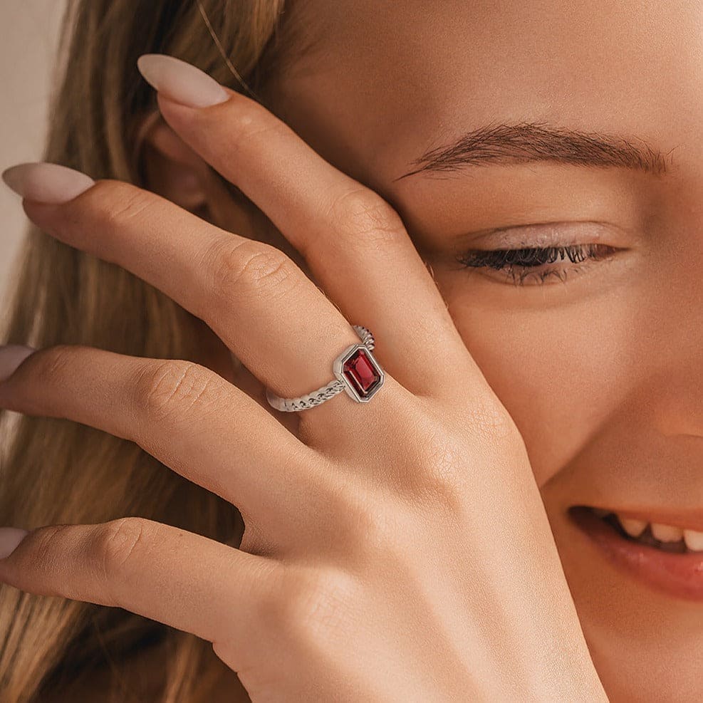 ザ ソリティア:エメラルドカット ガーネットリング - S925 スターリングシルバー