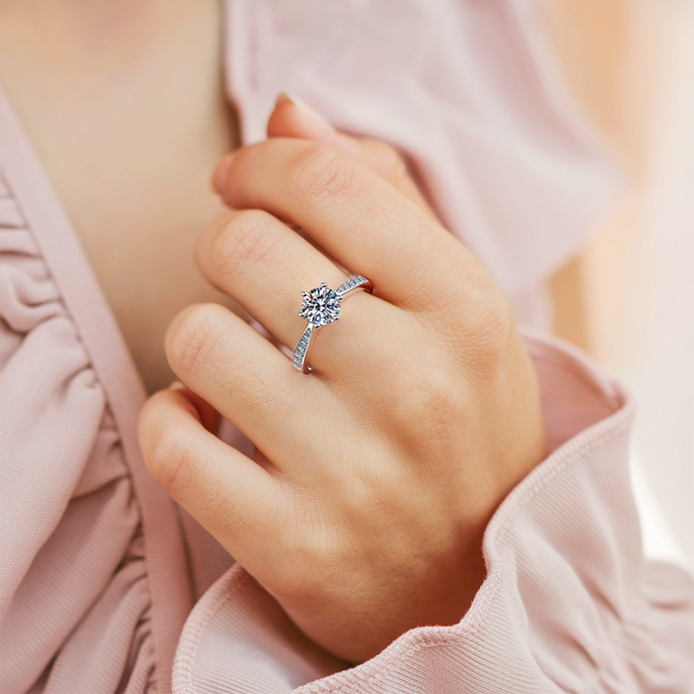 6本爪 1CT ラウンドカット モアッサナイトリング