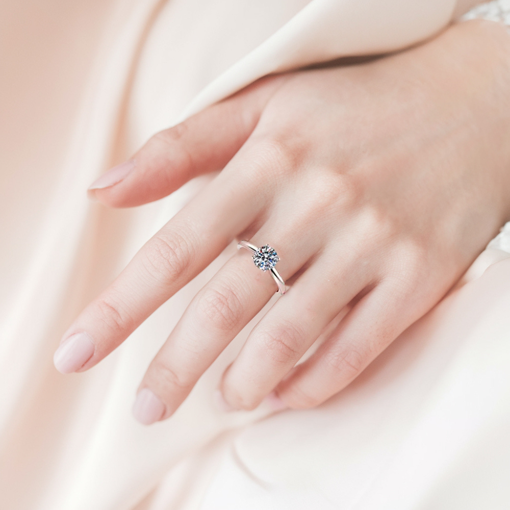 1CT ブリリアントラウンドカット モアサナイト ソリティアリング