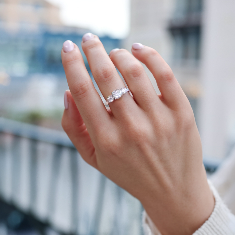 1. 8CT スリーストーン モアッサナイトリング