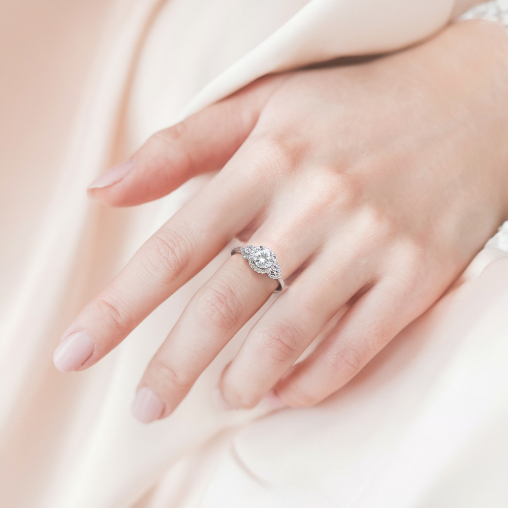 3ストーン ラウンドカット ヘイロー モアッサナイトリング