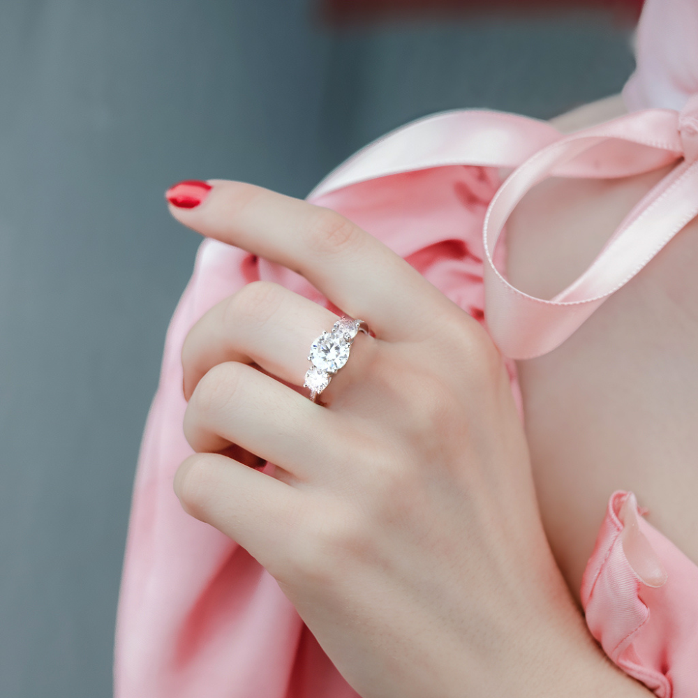 2CT ラウンドカット モアサナイト スリーストーンリング