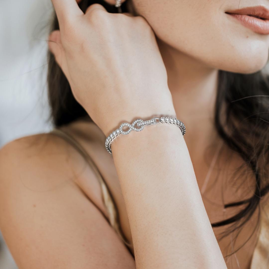 リンクされたモアッサナイト インフィニティ ブレスレット