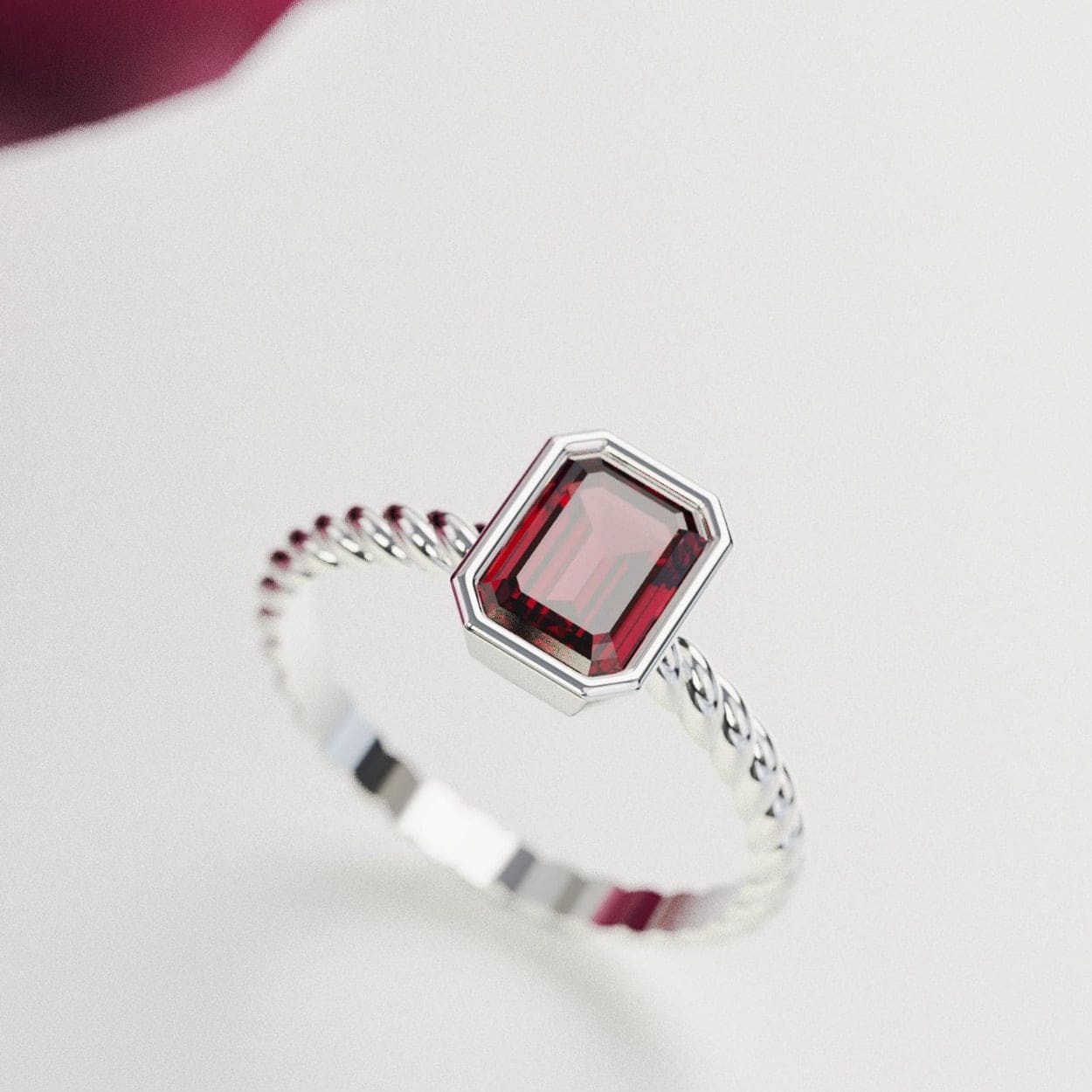 ザ ソリティア:エメラルドカット ガーネットリング - S925 スターリングシルバー