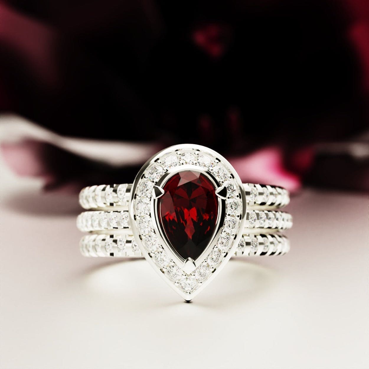 Lágrima carmesí: anillo con halo de granate tallado en forma de pera - S925
