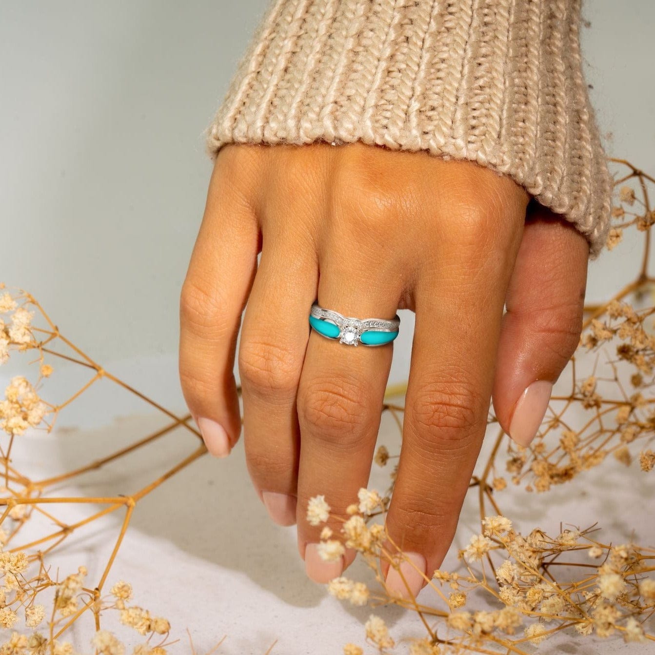 Two-piece Blue Lagoon Turquoise Ring set in S925 sterling silver on hand model wearing ring