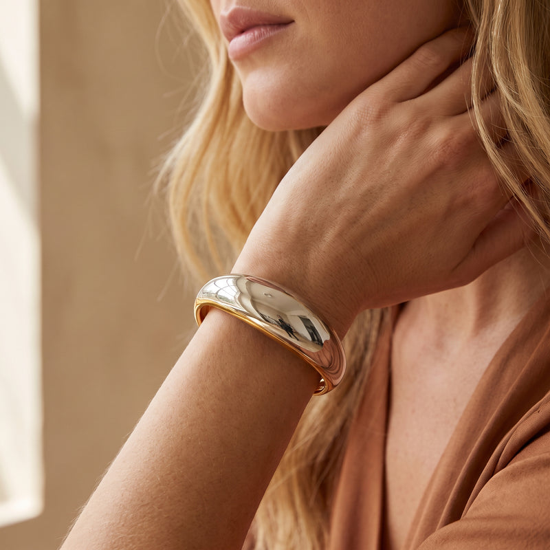 La pulsera tipo brazalete Duo Contoured