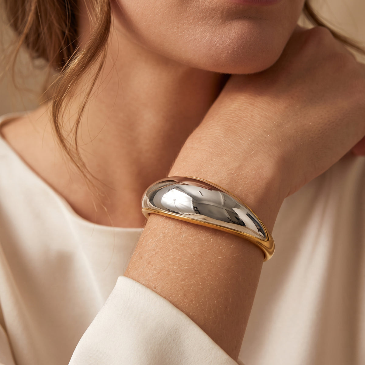 La pulsera tipo brazalete Duo Contoured