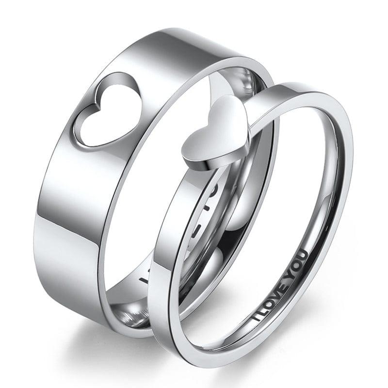 Juego de anillos de pareja personalizados con capas de corazones a juego