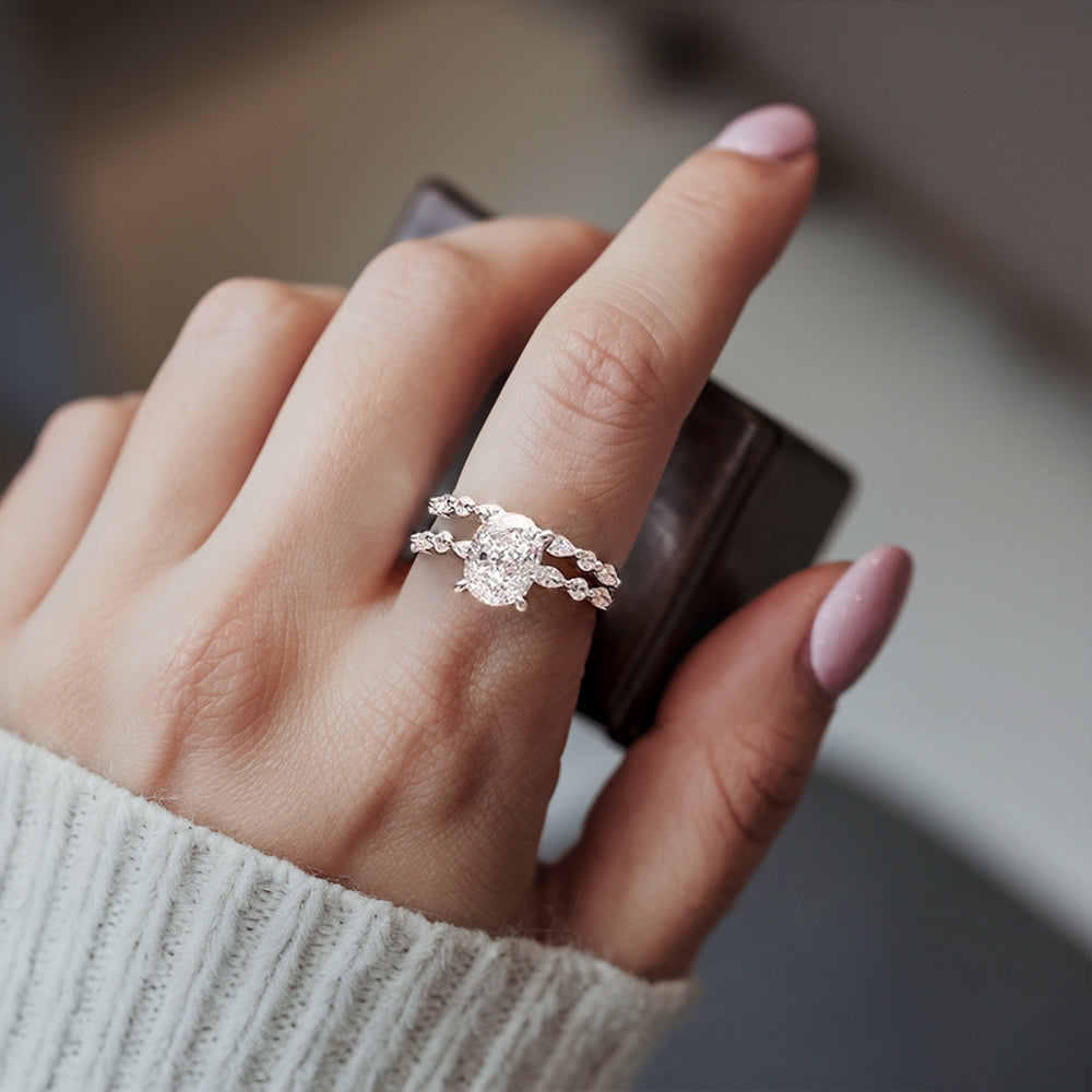 Juego de 2 anillos de moissanita de corte ovalado
