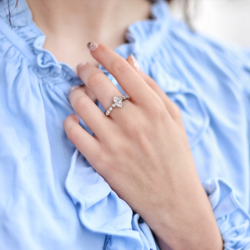 Anillo solitario de moissanita de corte radiante de 5 quilates