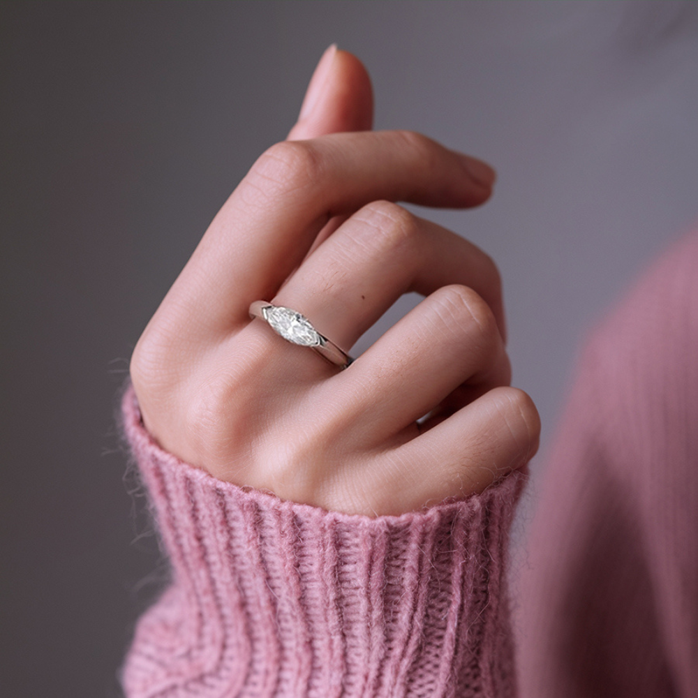 Anillo solitario de moissanita de corte radiante de 5 quilates