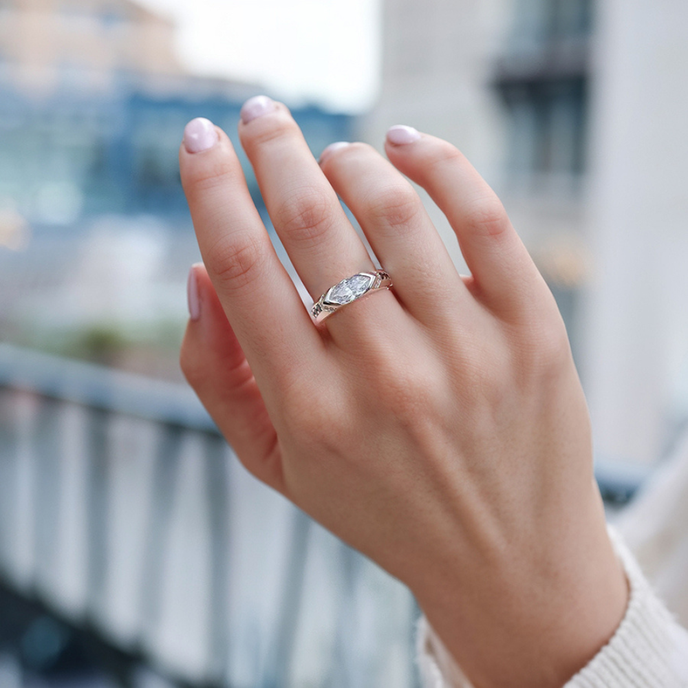Anillo solitario de moissanita de corte radiante de 5 quilates