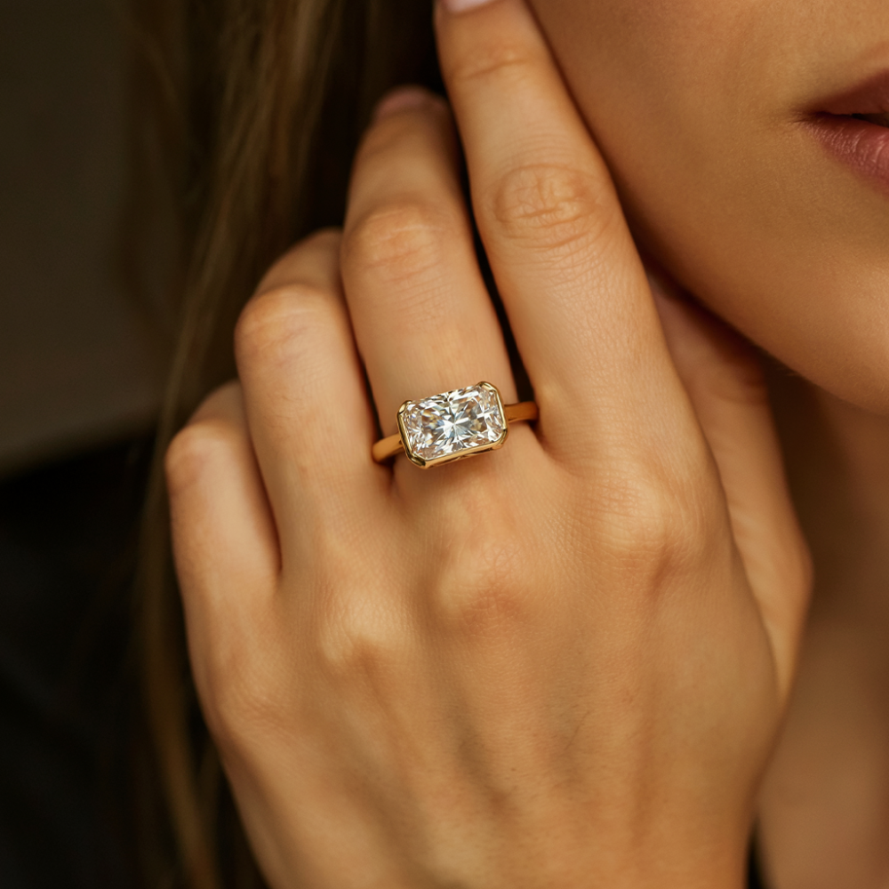 Anillo de moissanita de talla radiante con engaste en bisel de 4 quilates
