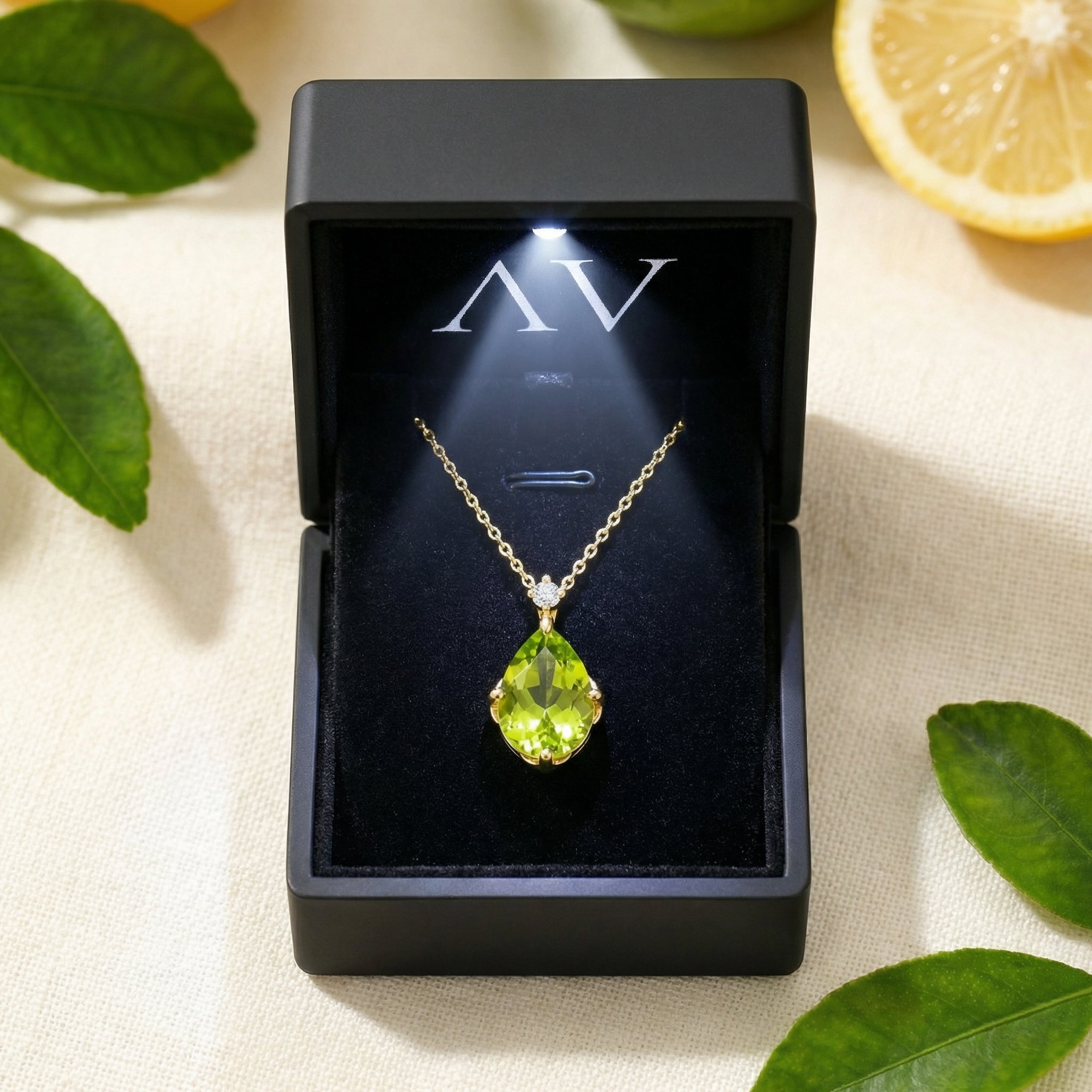 Pear-shaped peridot necklace in 18K gold vermeil presented in a black gift box with an integrated LED light.