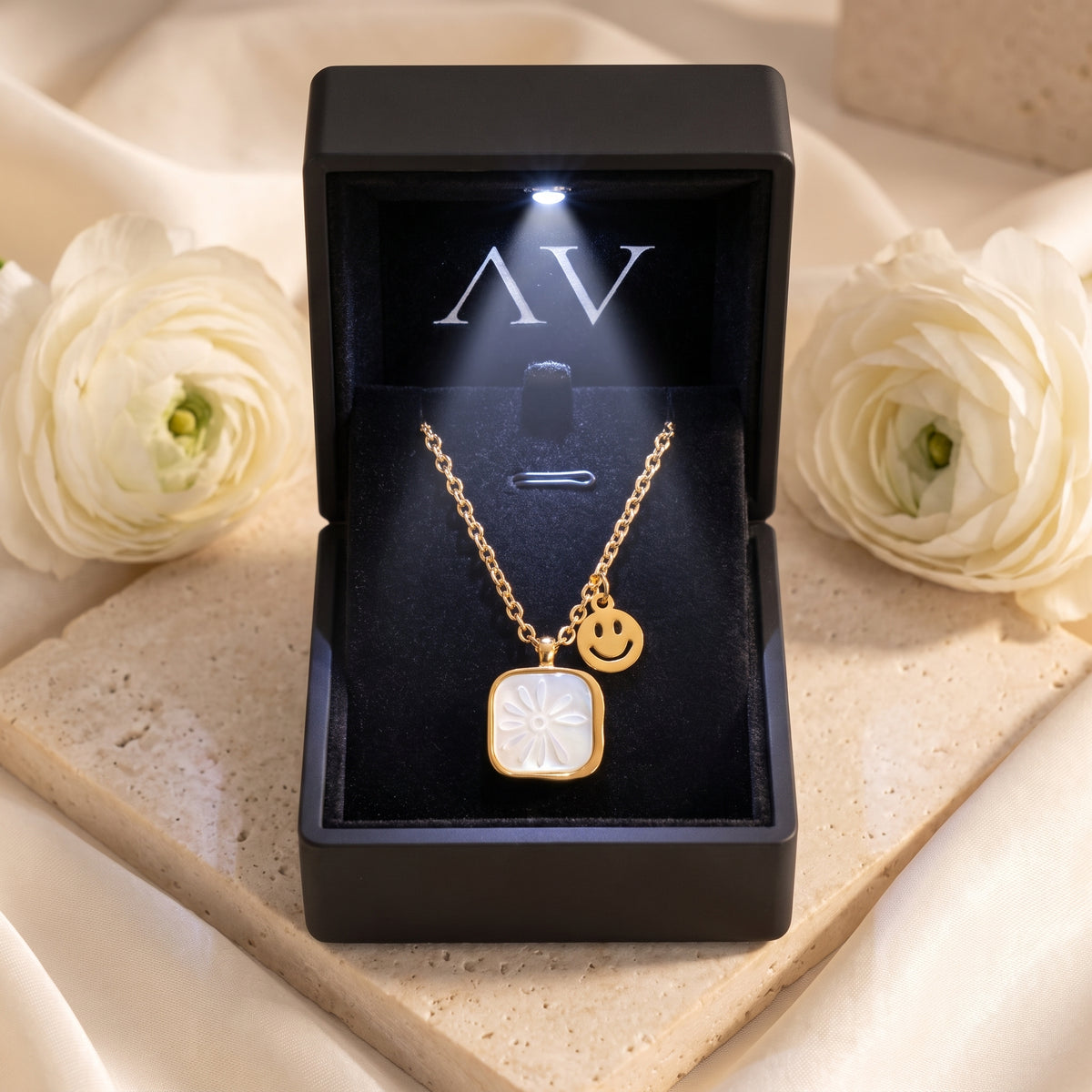 YLQ49010-NECKLACE - Premium LED Gift Box Presentation