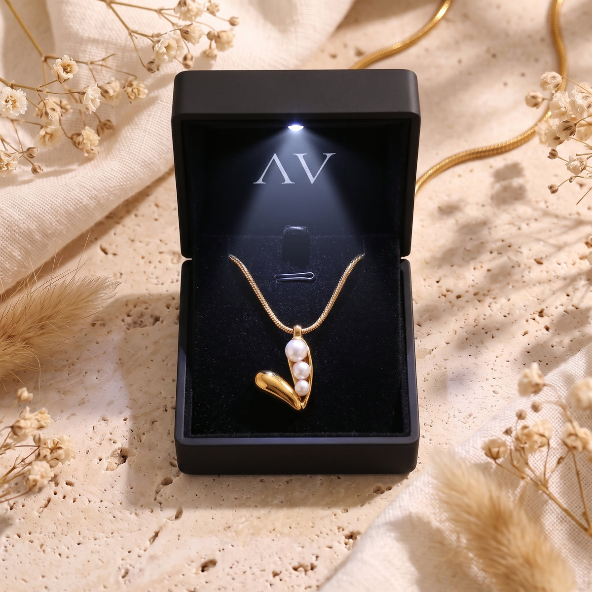 YLQ49061-NECKLACE - Premium LED Gift Box Presentation