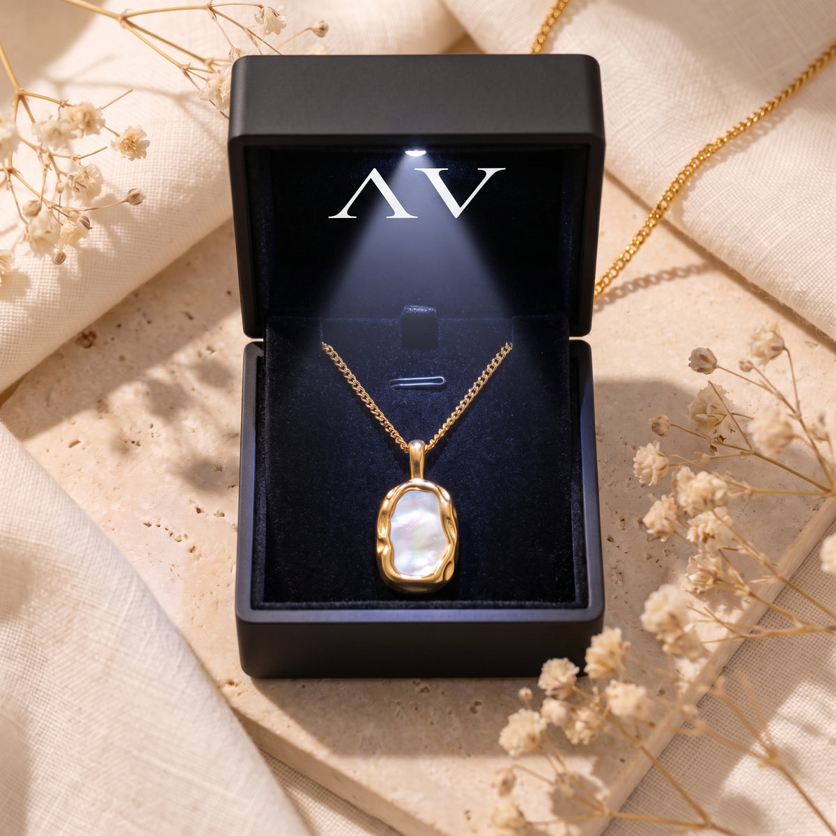 YLQ49154-NECKLACE - Premium LED Gift Box Presentation