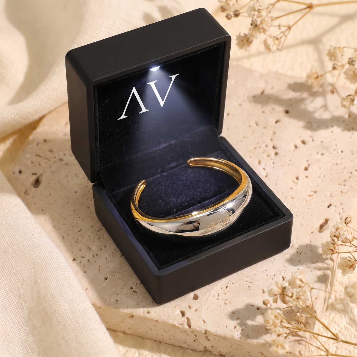 YLQ49437-bracelet - Premium LED Gift Box Presentation
