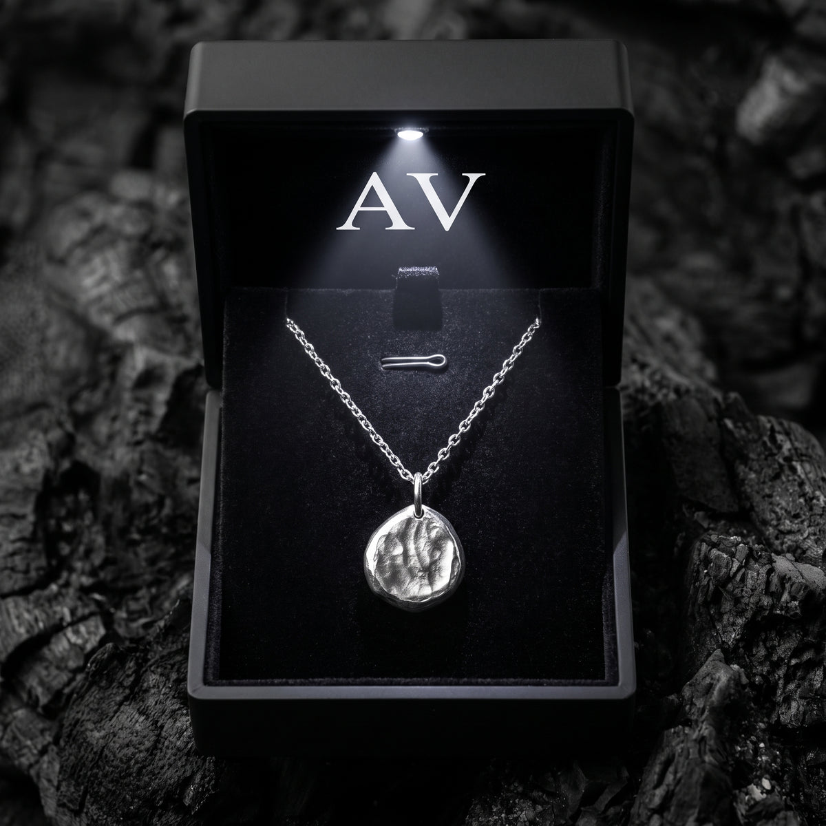 YLQ50133-Necklace - Premium LED Gift Box Presentation