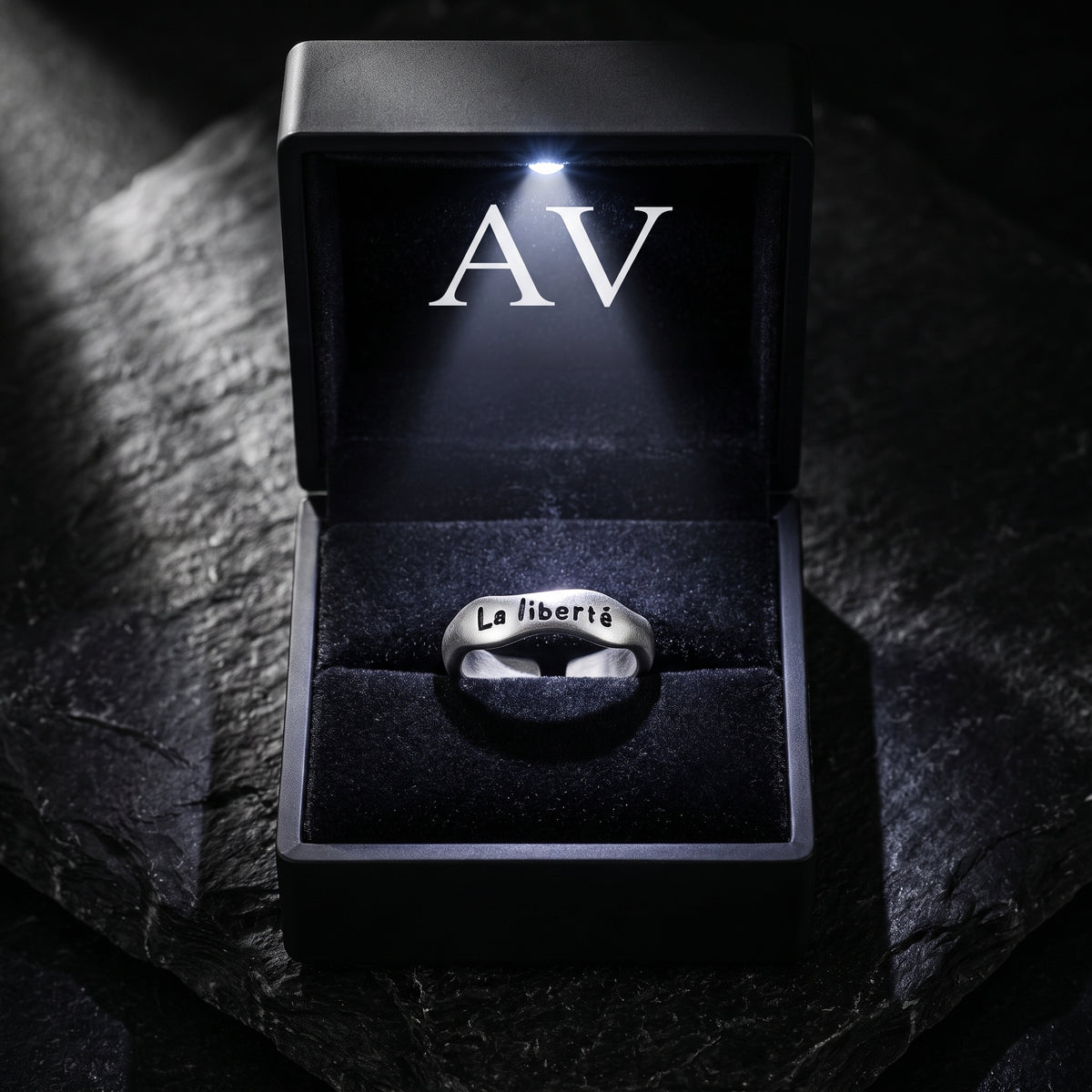 YLQ50145-rings - Premium LED Gift Box Presentation