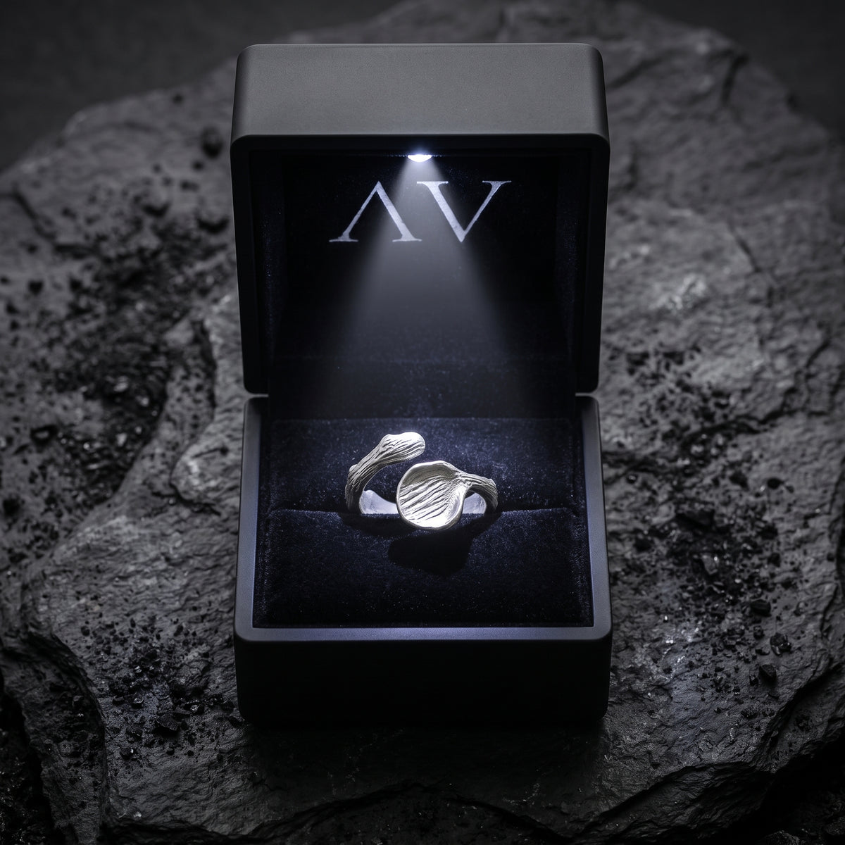 YLQ50173-rings - Premium LED Gift Box Presentation