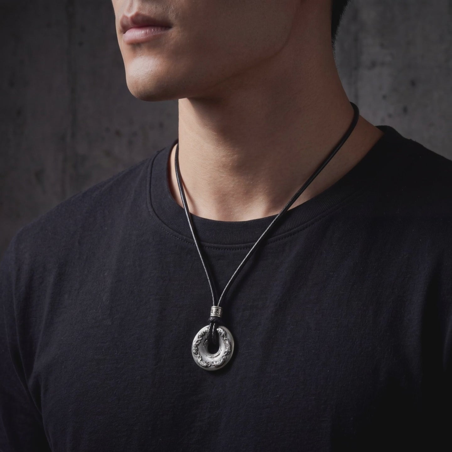 YLQ49964-Necklace lifestyle video