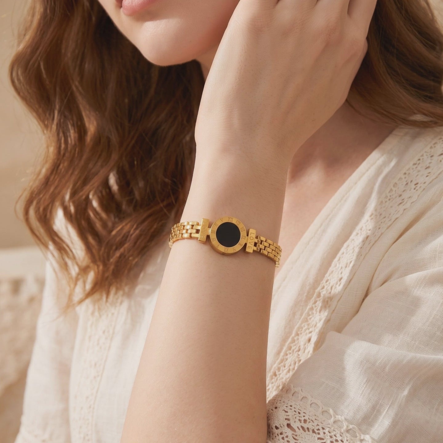 YLQ49440-bracelet lifestyle video