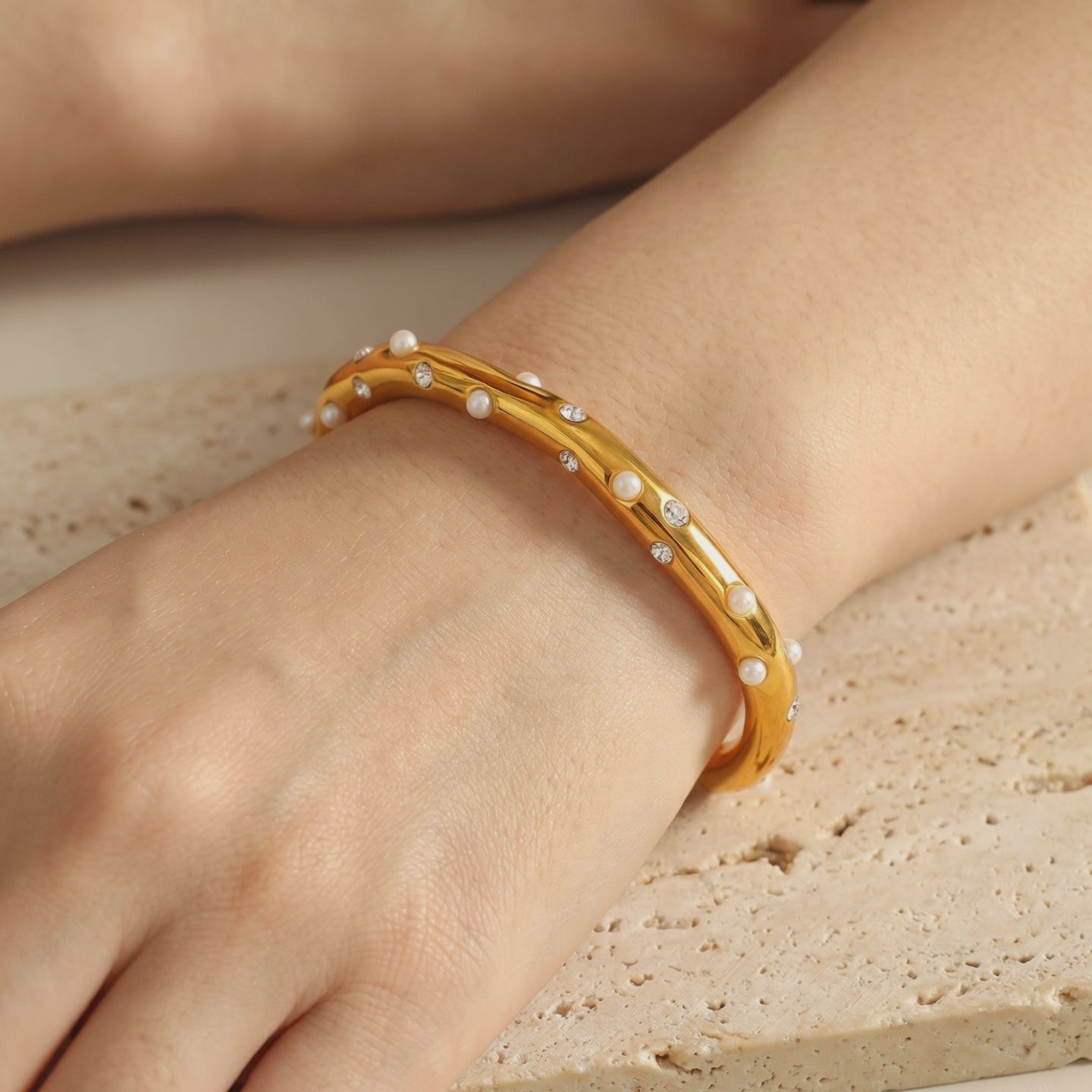 YLQ49448-bracelet lifestyle video