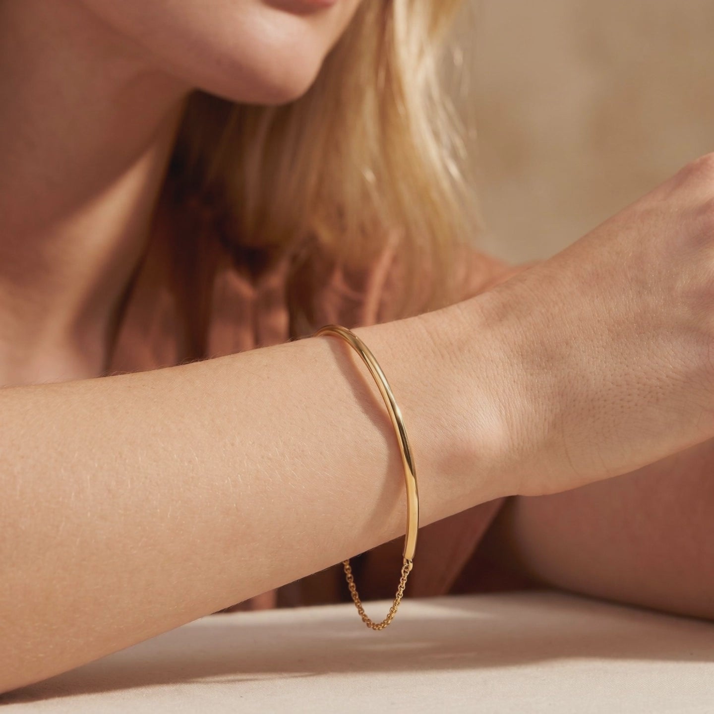 YLQ49415-bracelet lifestyle video
