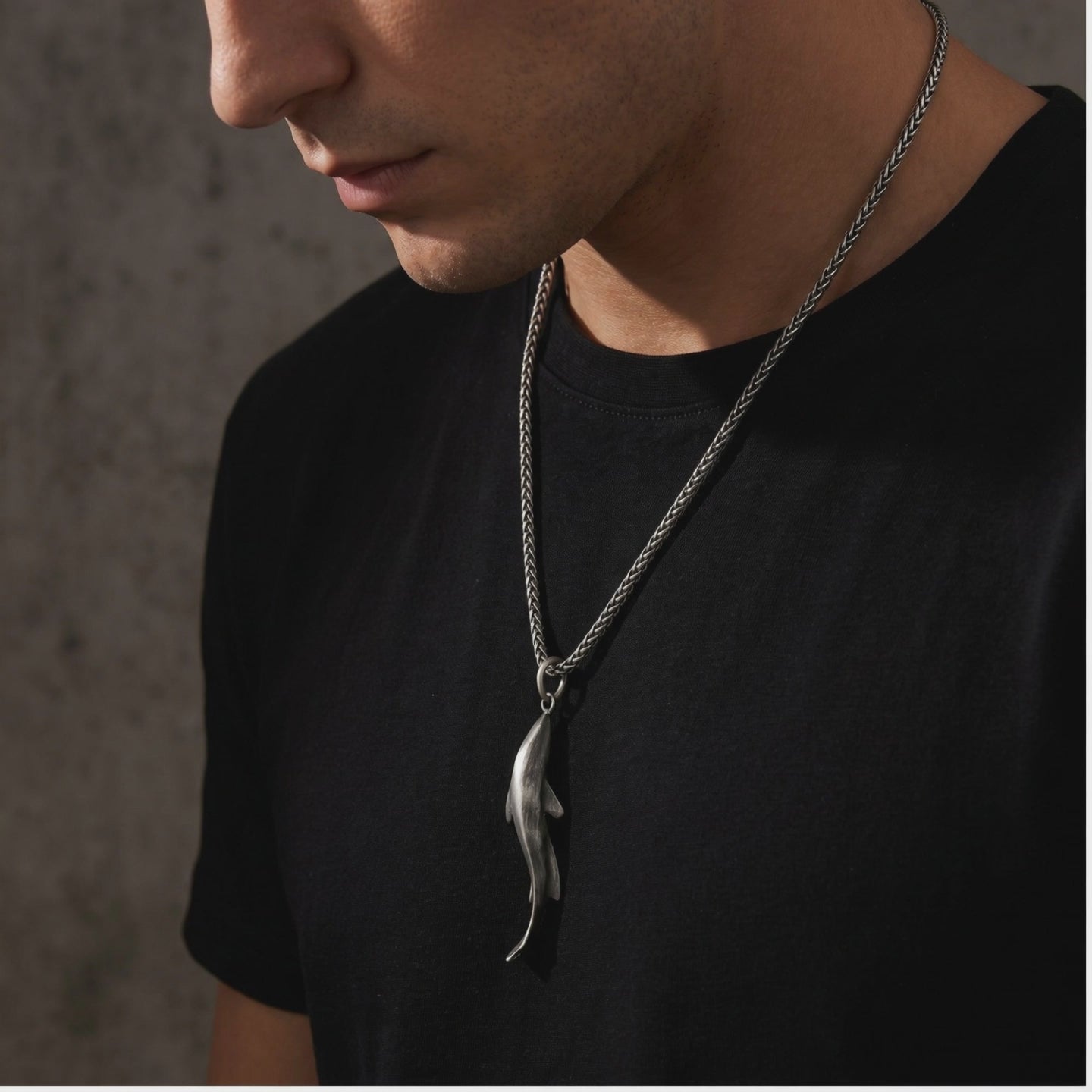 YLQ49956-Necklace lifestyle video