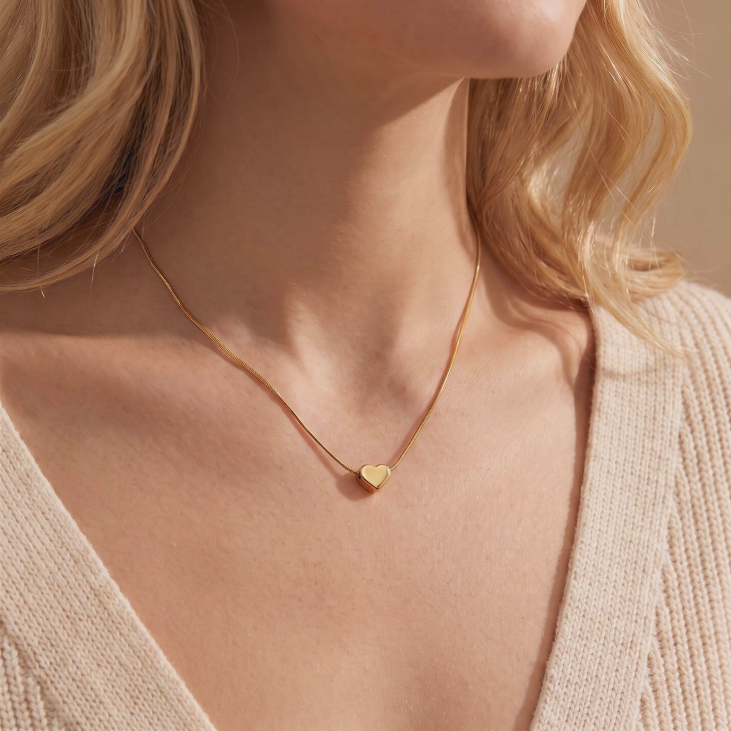 YLQ49383-NECKLACE lifestyle video