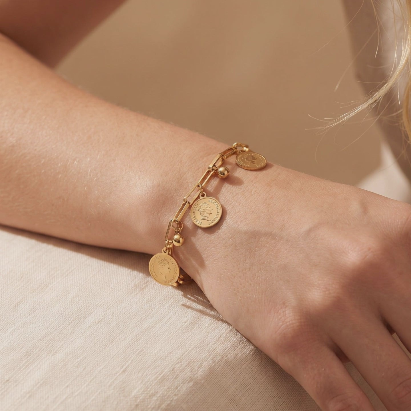 YLQ49463-bracelet lifestyle video