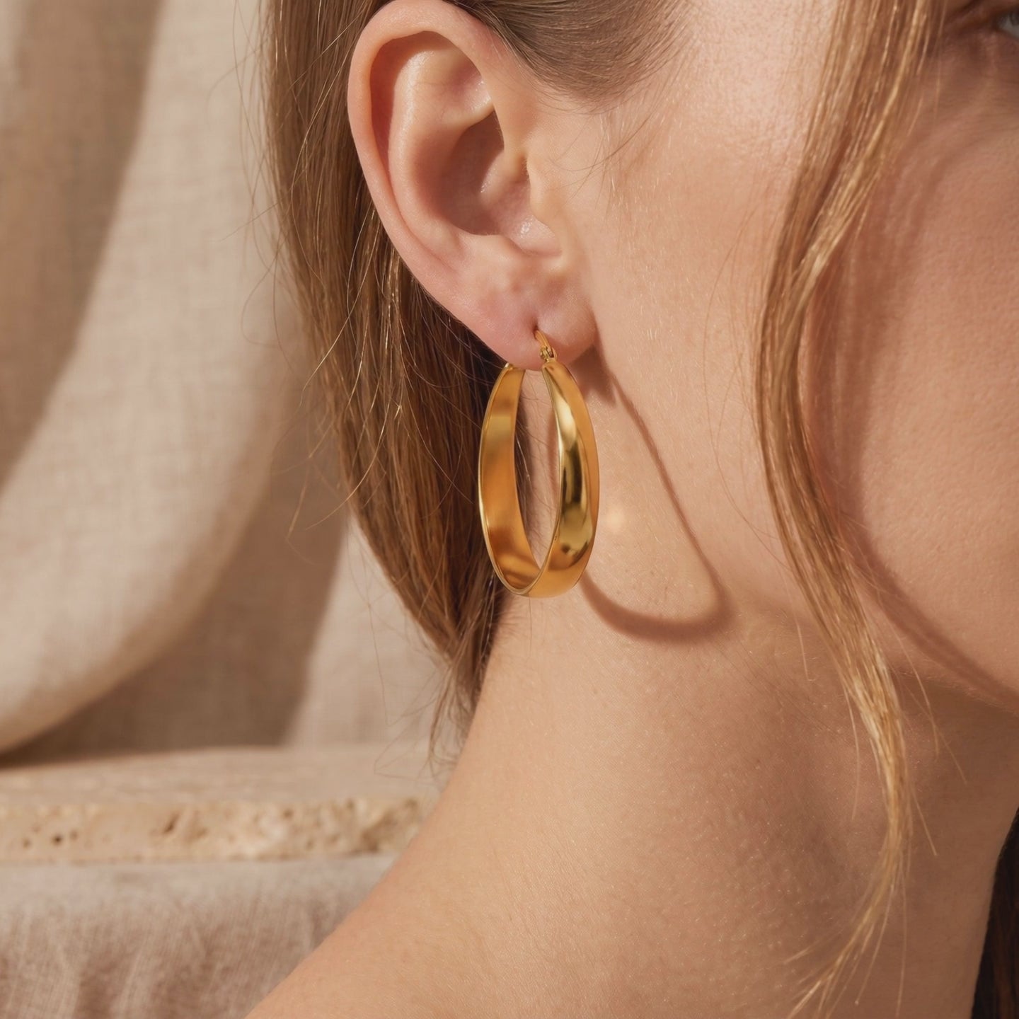 YLQ49209-earrings lifestyle video