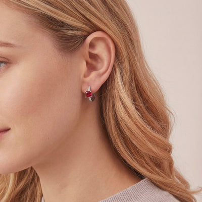 Square huggie earrings in solid gold with simulated rubies.
