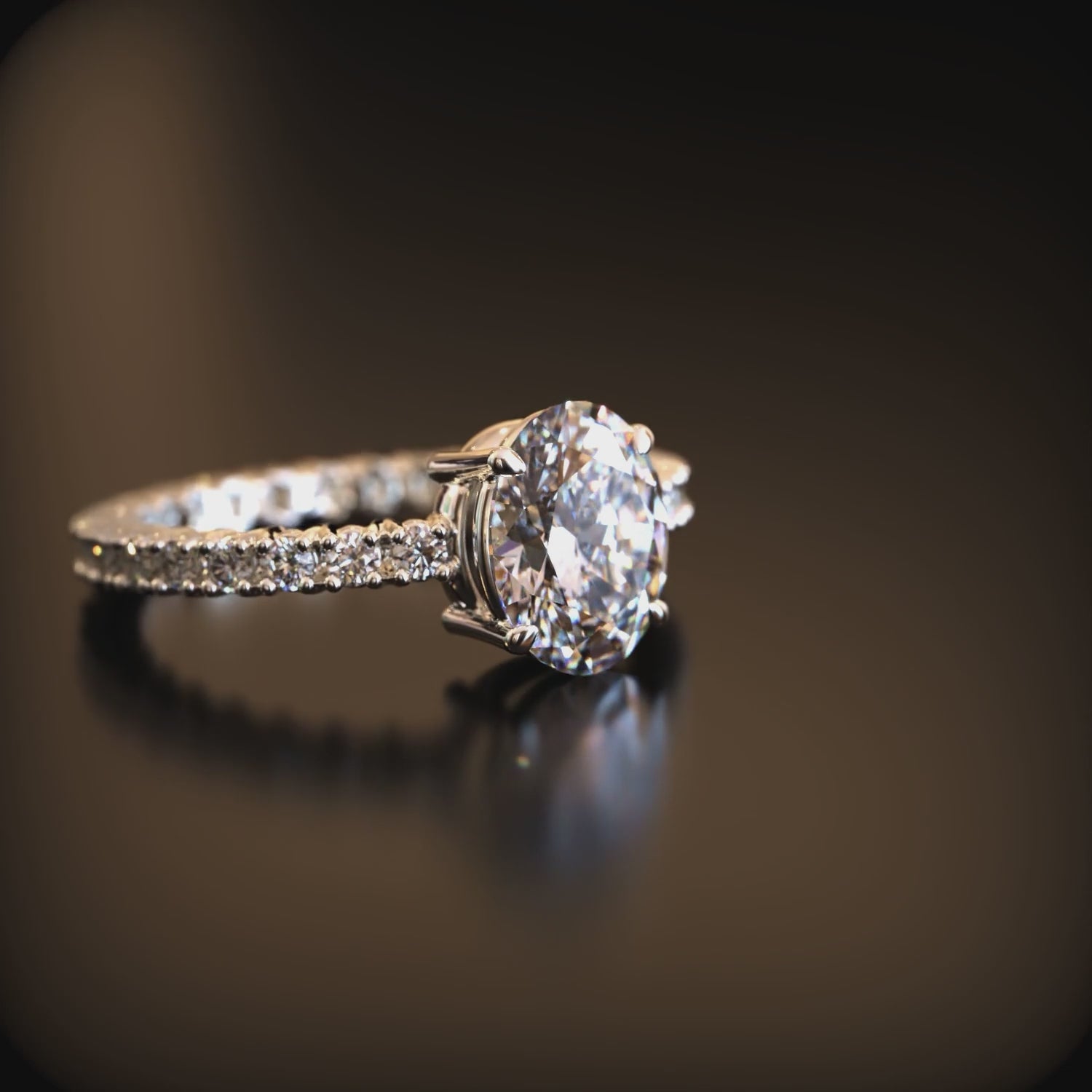 A video of the Amorette 14K solid gold ring with oval moissanite.
