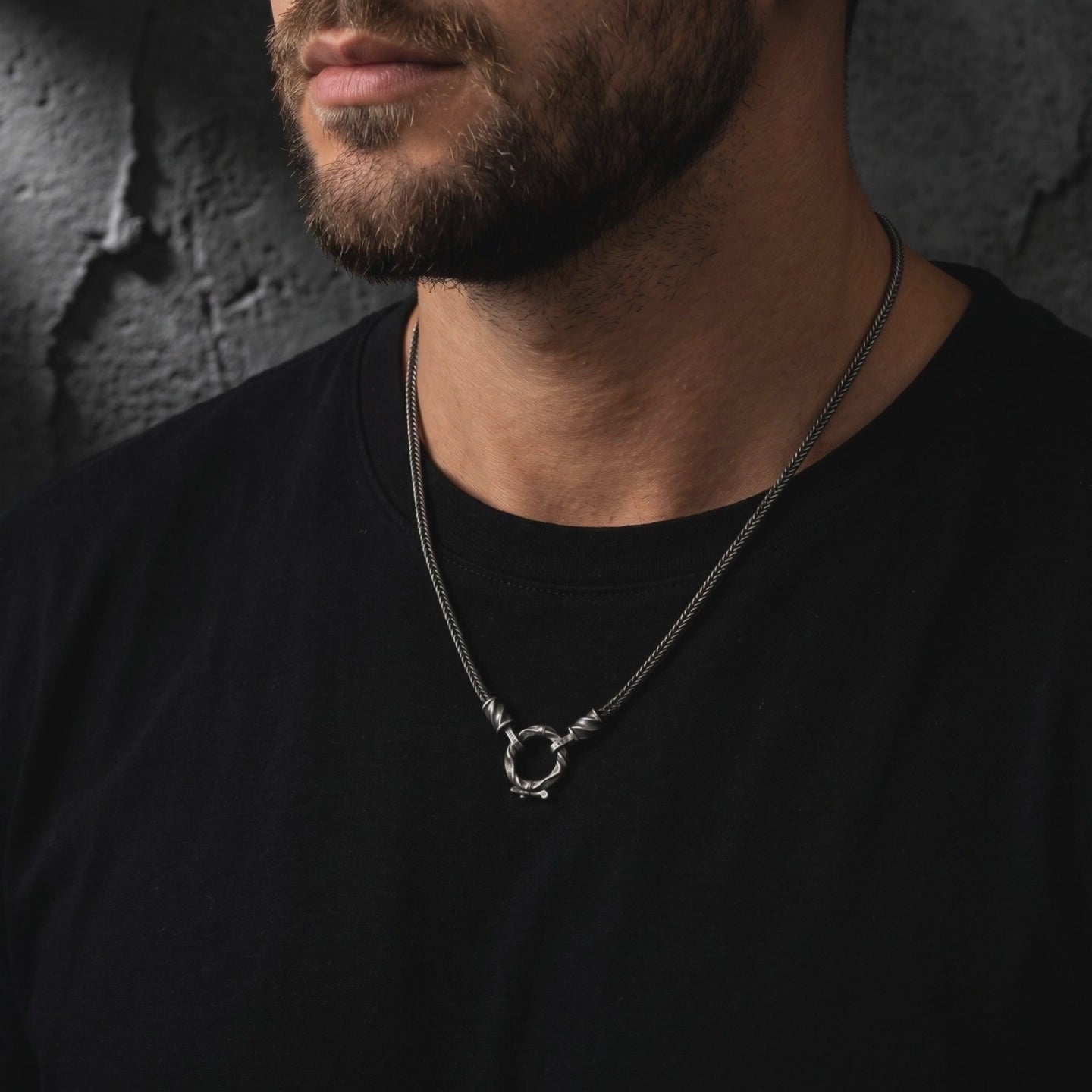 YLQ49925-Necklace lifestyle video