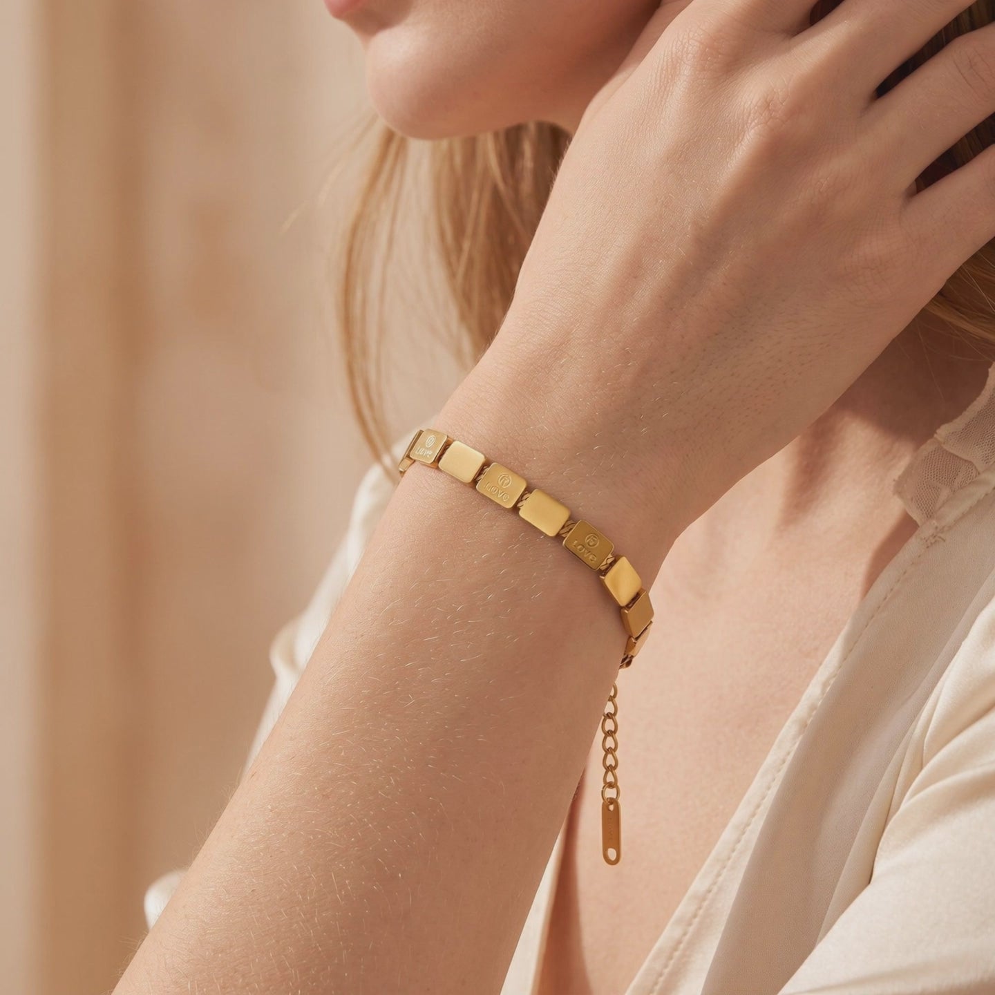 YLQ49422-bracelet lifestyle video