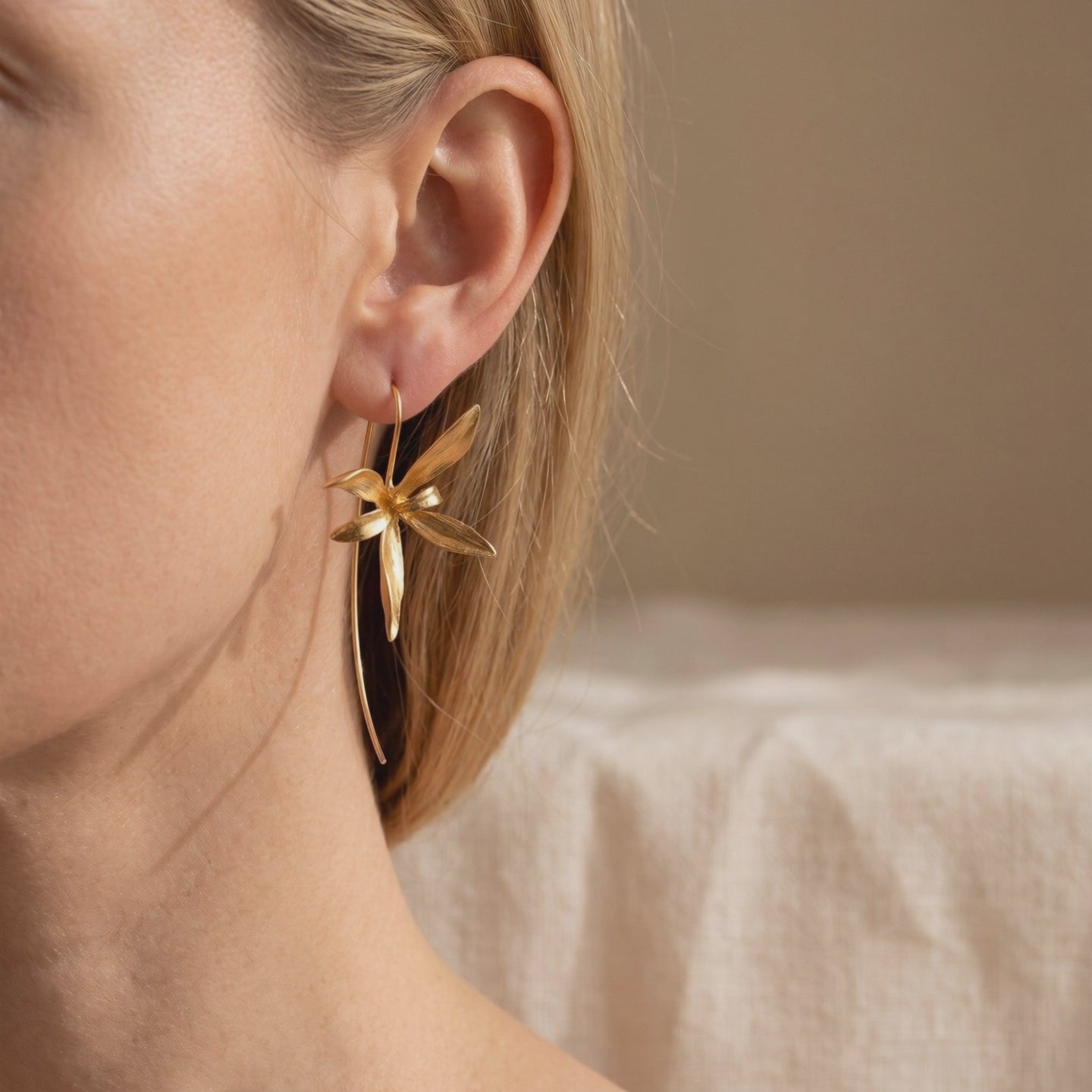 YLQ49212-earrings lifestyle video
