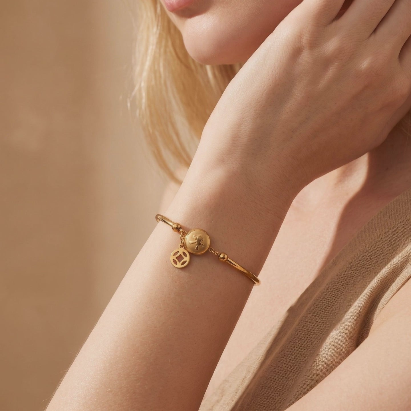 YLQ49419-bracelet lifestyle video