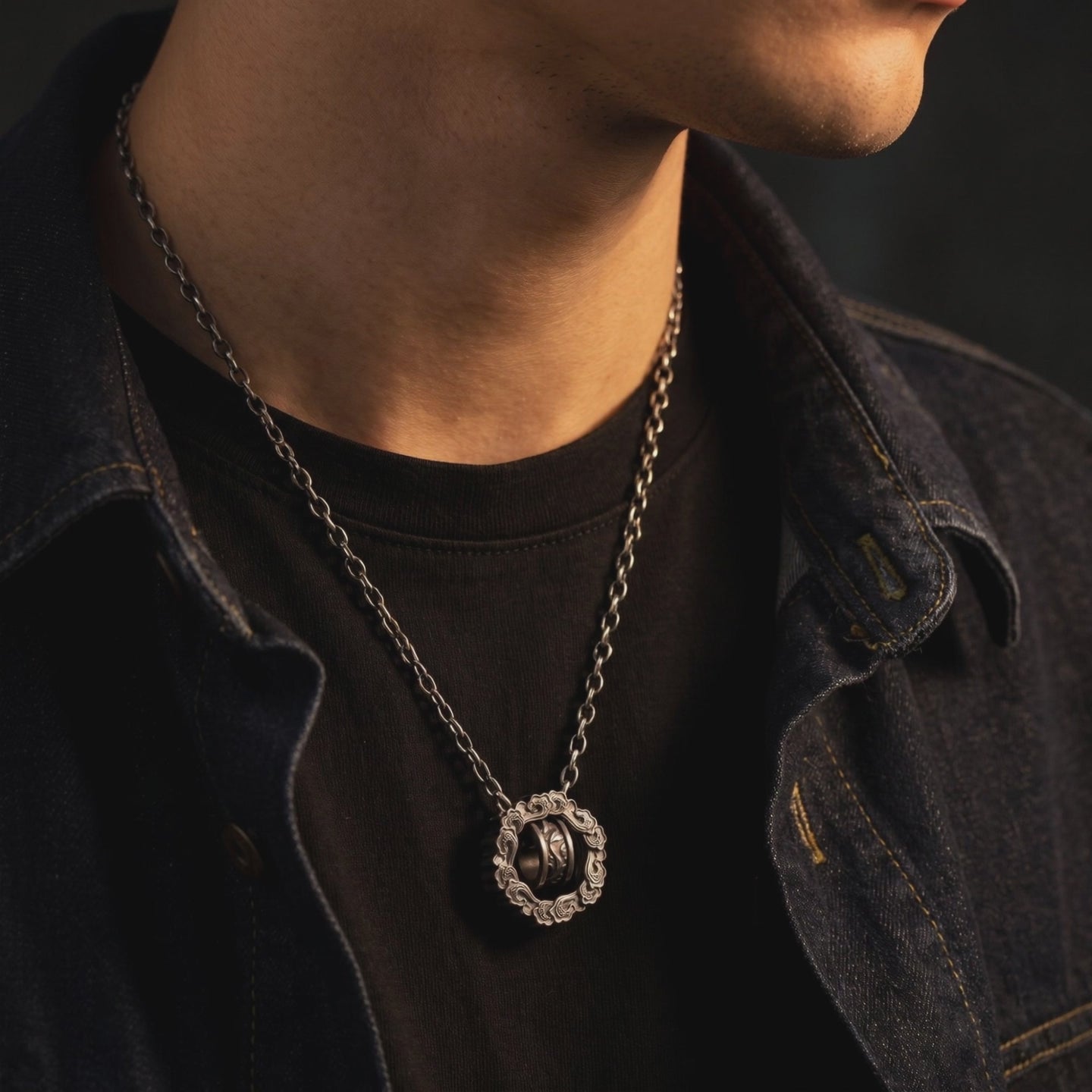 YLQ49949-Necklace lifestyle video